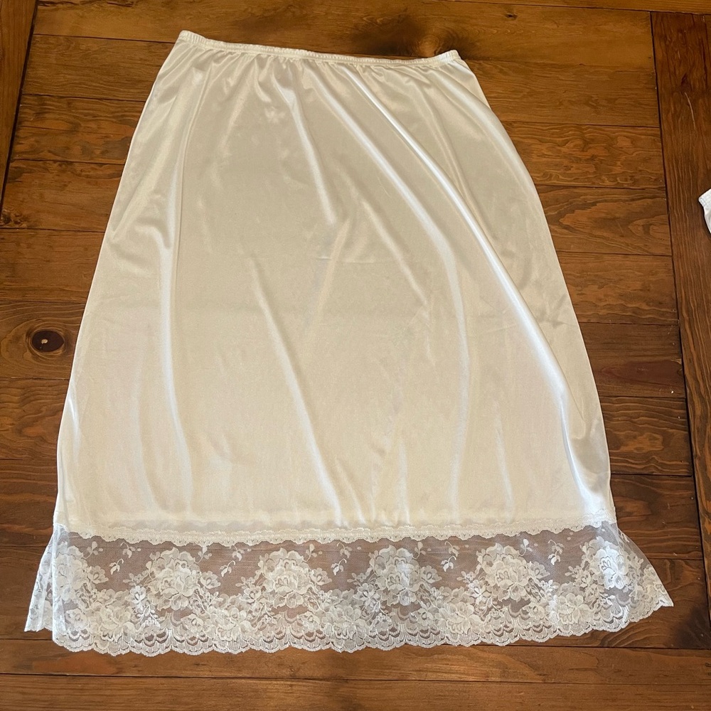 Vanity Fair Vintage white 1/2 Slip Very Wide 5" Lace at Bottom Slit Large